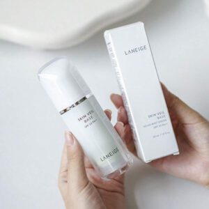 Laneige Laneige Skin Veil Base No.40 Pure Violet SPF23 / PA++ 30ml / Recommandé pour les personnes ayant un teint terne / Pour un effet de tonification de la peau rosée / Vous pouvez utiliser les teintes en fonction de votre problème de peau à partir d'une sélection de bases de correction de ton pour créer une base de maquillage naturelle