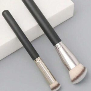 3 pièces Ensemble de pinceaux de maquillage professionnels : pinceau de fond de teint, pinceau de correcteur sous les yeux, pinceau kabuki plat oblique pour le nez et le contour. Idéal pour fondre le correcteur, la poudre et les produits liquides ou en crème. Pinceau de correcteur à tête ronde avec poils doux et épais pour une couverture complète.