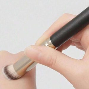 3 pièces Ensemble de pinceaux de maquillage professionnels : pinceau de fond de teint, pinceau de correcteur sous les yeux, pinceau kabuki plat oblique pour le nez et le contour. Idéal pour fondre le correcteur, la poudre et les produits liquides ou en crème. Pinceau de correcteur à tête ronde avec poils doux et épais pour une couverture complète.