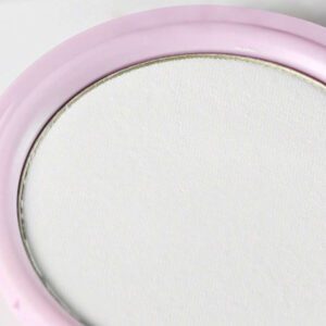 Make Up For Ever MAKE UP FOR EVER ULTRA HD MICROFINISHING PRESSED POWDER 2g / Ultra HD, Taille de voyage, Mat, Poudre compacte, Peau sèche, Peau mixte, Peau normale, Tous types de peau, Ultra HD / Ce voile invisible de poudre de finition estompe instantanément les ridules, les pores et les imperfections pour un teint magnifiquement lisse. / La poudre compacte floute, lisse et réduit les brillances avec une couverture naturellement mate.