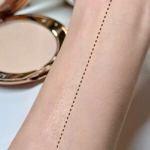 Charlotte Tilbury Charlotte Tilbury Poudre de finition sans défaut Airbrush, Micro-poudres perfectionnant le teint 1 - 0,28 oz/8g (Les anciennes et nouvelles versions sont expédiées de manière aléatoire)