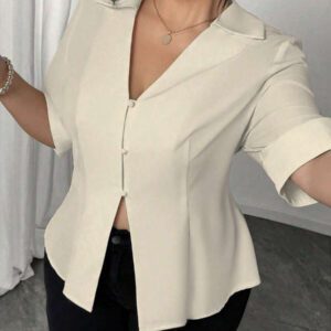 Elenzga Chemisier bleu ample à col en V en tissu doux, ouverture devant, ourlet ajusté avec fente, manches 3/4 avec revers, taille plissée, style casual et pratique pour le bureau. Chemisiers élégants pour femmes