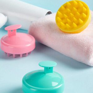 1 pièce Brosse de massage de shampoing en silicone doux de couleur bonbon mignonne. Brosse de massage du cuir chevelu pour la douche, appareil de massage de la tête pour soulager le stress, stimuler la pousse des cheveux, éliminer les pellicules et exfolier. Utilisation à sec ou humide, doux pour le cuir chevelu. Convient aux hommes et aux femmes. Accessoires pour cheveux, fournitures scolaires.