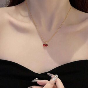 1 pièce Collier pendentif de cerise rouge haut de gamme pour femmes, simple et délicat, et élégant avec chaîne de clavicule