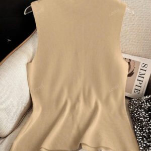 Gilet tricoté femme au col en V, sans manches, avec boutons métalliques, style casual de rue, couleur unie, épaules droites. Top ouvert à l'avant, adapté pour le printemps, l'été et l'automne