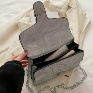 Sac d'épaule unicolore à la mode et polyvalent en PU, design décontracté et simple avec bandoulières chaînes et doubles couches