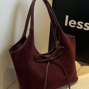 Sac fourre-tout en daim vintage de grande capacité, sac à épaule casual avec lettrage gaufré, décoration de nœud et cordon de serrage pour femmes, sac polyvalent élégant pour le travail, sac à main en daim, sac inspiré du rétro pour femmes, nouveau sac pour femmes pour l'automne et l'hiver, le meilleur sac à main d'automne, le sac en daim le plus pour femmes, s'assortissant parfaitement aux tenues d'automne pour femmes