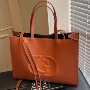 Grand sac à dos en PU de style mode affaires décontracté pour femmes, d'une seule couleur unie et étanche. Convient aux filles, femmes, étudiantes universitaires, nouveaux arrivants et employés de bureau. Très adapté pour le travail, les affaires, les trajets domicile-travail et l'école.
