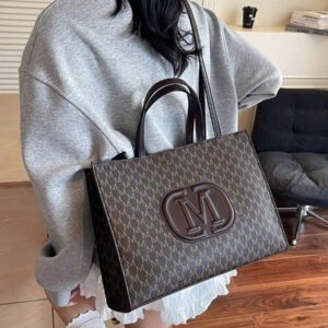 Grand sac à dos en PU de style mode affaires décontracté pour femmes, d'une seule couleur unie et étanche. Convient aux filles, femmes, étudiantes universitaires, nouveaux arrivants et employés de bureau. Très adapté pour le travail, les affaires, les trajets domicile-travail et l'école.