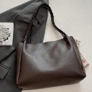 Sac à main polyvalent de couleur unie pour femmes, grand sac à bandoulière en PU Malist avec décoration d'écharpe de soie, sacs fourre-tout légers et de grande capacité pour le travail de bureau quotidien, sac fourre-tout carré mode et imperméable, cadeau de vacances pour maman, sac d'école, grande capacité, portable, décontracté chic, convient aux adolescentes, aux étudiantes, aux employés de bureau, parfait pour la rentrée scolaire, le collège, le lycée, le travail, les affaires, les trajets