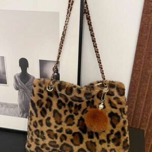 Sac à épaule en peluche imprimé léopard vintage pour femmes, sac fourre-tout de grande capacité et léger de haute qualité avec pendentif, convient pour le travail et les courses