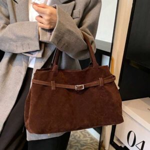 1 pièce de mode automne-hiver nouveau sac à main en PU de couleur unie. Motif de couleur unie sur tout le corps, avec grande capacité pour accueillir divers articles. Équipé d'un sac fourre-tout de mode pour femme avec deux anses qui peut être porté à la main ou sur le dessus. Conception d'ouverture et de fermeture magnétique. Convient pour assortir les vêtements, le rangement d'articles et les achats extérieurs. Sacs fourre-tout pour dames