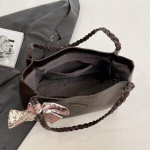 Sac à main polyvalent de couleur unie pour femmes, grand sac à bandoulière en PU Malist avec décoration d'écharpe de soie, sacs fourre-tout légers et de grande capacité pour le travail de bureau quotidien, sac fourre-tout carré mode et imperméable, cadeau de vacances pour maman, sac d'école, grande capacité, portable, décontracté chic, convient aux adolescentes, aux étudiantes, aux employés de bureau, parfait pour la rentrée scolaire, le collège, le lycée, le travail, les affaires, les trajets