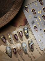 1/2/4 pièces [Cadre photo fantôme Journal] Autocollants pour ongles Style fantôme en relief estampé à chaud pour Halloween, autocollants adhésifs imperméables, mignons et sombres pour femmes – Image 3