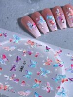 2 pièces Autocollants d'art pour ongles décalques 5D gaufrés à motifs de fleurs bleues. Designs d'art pour ongles avec fleurs dégradées, motifs de vignes et texture de pétales. Feuilles de recouvrement complet pour décoration des ongles. Accessoires de manucure. – Image 7