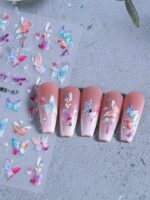 2 pièces Autocollants d'art pour ongles décalques 5D gaufrés à motifs de fleurs bleues. Designs d'art pour ongles avec fleurs dégradées, motifs de vignes et texture de pétales. Feuilles de recouvrement complet pour décoration des ongles. Accessoires de manucure. – Image 9