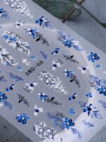 2 pièces Autocollants d'art pour ongles décalques 5D gaufrés à motifs de fleurs bleues. Designs d'art pour ongles avec fleurs dégradées, motifs de vignes et texture de pétales. Feuilles de recouvrement complet pour décoration des ongles. Accessoires de manucure. – Image 14