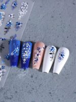 2 pièces Autocollants d'art pour ongles décalques 5D gaufrés à motifs de fleurs bleues. Designs d'art pour ongles avec fleurs dégradées, motifs de vignes et texture de pétales. Feuilles de recouvrement complet pour décoration des ongles. Accessoires de manucure. – Image 17