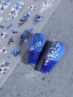 2 pièces Autocollants d'art pour ongles décalques 5D gaufrés à motifs de fleurs bleues. Designs d'art pour ongles avec fleurs dégradées, motifs de vignes et texture de pétales. Feuilles de recouvrement complet pour décoration des ongles. Accessoires de manucure. – Image 18