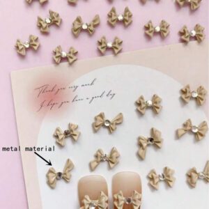 20 pièces Styles d'automne et d'hiver, accessoires pour ongles marron, décorations d'art pour ongles avec design nœud en alliage marron clair, accessoires pour ongles Y2K, DIY, produits d'art pour ongles avec nœud strass, fournitures pour ongles, charms pour ongles, pierres pour ongles