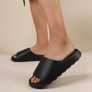 Sandales coulissantes confortables pour hommes, nouvelles sandales d'été 2025 antidérapantes à semelle épaisse et confortable, sandales de plage pour hommes, tongs en EVA, une taille en dessous