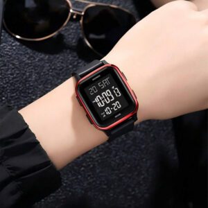 1 pièce Montre électronique pour homme avec un grand cadran carré arrondi, affichage nocturne, horloge et fonction d'alarme. Elle est élégante et polyvalente, et peut être offerte en cadeau à la famille et aux amis.