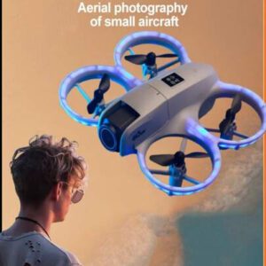 CASRRA Le drone télécommandé GT3MAX avec caméra est doté d'une caméra haute définition et d'un décollage et atterrissage en un clic. Il convient aux jeux d'intérieur et d'extérieur, c'est un drone pour filmer des vidéos et enregistrer la vie. Avec un moteur sans balais et un flux optique pour une suspension facile à utiliser pour les débutants. Il est livré avec un sac de rangement, une hélice de rechange, et fait un merveilleux cadeau pour un anniversaire, Halloween ou Noël.