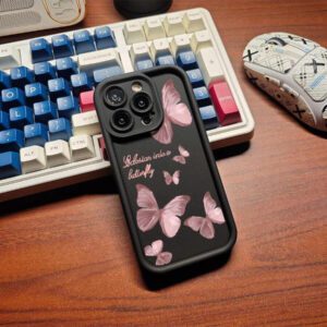 1 pièce Étui de téléphone mignon et minimaliste avec papillon rose pastel et texte anglais. Cadre de lentille rose mat au design en degrés avec une protection complète. Compatible avec Samsung/Galaxy/OPPO/VIVO/Honor/Realme. Étanche, antichoc et résistant aux rayures