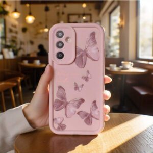 1 pièce Étui de téléphone mignon et minimaliste avec papillon rose pastel et texte anglais. Cadre de lentille rose mat au design en degrés avec une protection complète. Compatible avec Samsung/Galaxy/OPPO/VIVO/Honor/Realme. Étanche, antichoc et résistant aux rayures