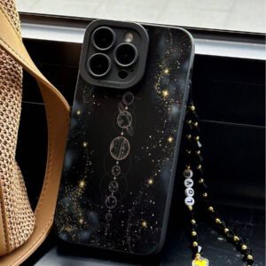 Étui de téléphone anti-chute peint avec éclipse de lune, d'étoiles et de planètes en glitter précis. Compatible avec P14 Pro Max, 3D P13 dessin animé P11 Peint P12 Anti-Drop XR dessin animé 78GES2, également compatible avec la série A03s, A03core, A04, A12, A13, A14, A21s, A22, A23, A24, A32, A33A34, A5 A51A52, A53, A54, A71, A72, A73, S20FE, S21, S22 et compatible avec Xiaomi, compatible avec la série Redmi 9, 9a, 10a, 10c, Note9, Note10, Note11, Note12, 12, 12c. Étui étanche, antichoc et résistant aux rayures.