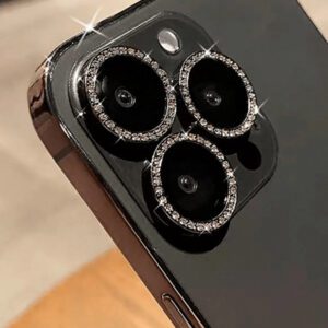 1 set de film protecteur de lentille de caméra avec strass flash compatible avec 12/12 Mini/12 Pro/12 Pro Max, 13/13 Mini/13 Pro/13 Pro Max, 11/11 Pro/11 Pro Max, 14/14 Plus/14 Pro/14 Pro Max, 15/15 Plus/15 Pro/15 Pro Max. Couvercle de caméra en verre trempé décoré de strass incrustés. Cadeau coloré de strass étincelant pour l'anniversaire, la famille et les amis. Protecteur de lentille, accessoires de téléphone étanches, antichoc, anti-rayures et anti-traces de doigts, avec protection complète.