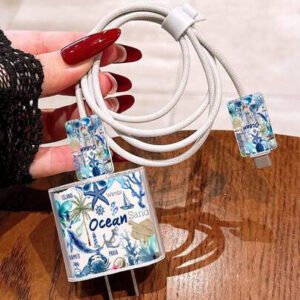 Étui de protection de câble de charge avec motifs océan, étoile de mer et requin, compatible avec le chargeur Apple 20W. Étui de protection minimaliste pour chargeur Apple, compatible avec le câble de charge 20W pour iPhone 15/16 Pro Max. Résistant aux rayures et aux morsures. Convient pour iPhone 13/14 Plus. Cadeau d'Halloween pour le petit ami/la petite amie.