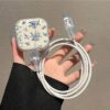 3 pièces Ensemble de boîtiers de protection à motif floral bleu et blanc, compatible avec le chargeur standard britannique, convient pour iPhone 18W/20W. Comprend un étui de protection compatible avec le chargeur iPhone 13/14/15/16, un coffret cadeau avec un étui de protection transparent et un adaptateur de chargeur avec organiseur de câble pour le Royaume-Uni.