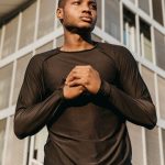 homme-athletique-faible-angle-exterieur_23-2148747425