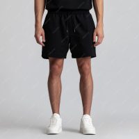 homme-portant-short-qui-dit-short-chemise_1102017-3780